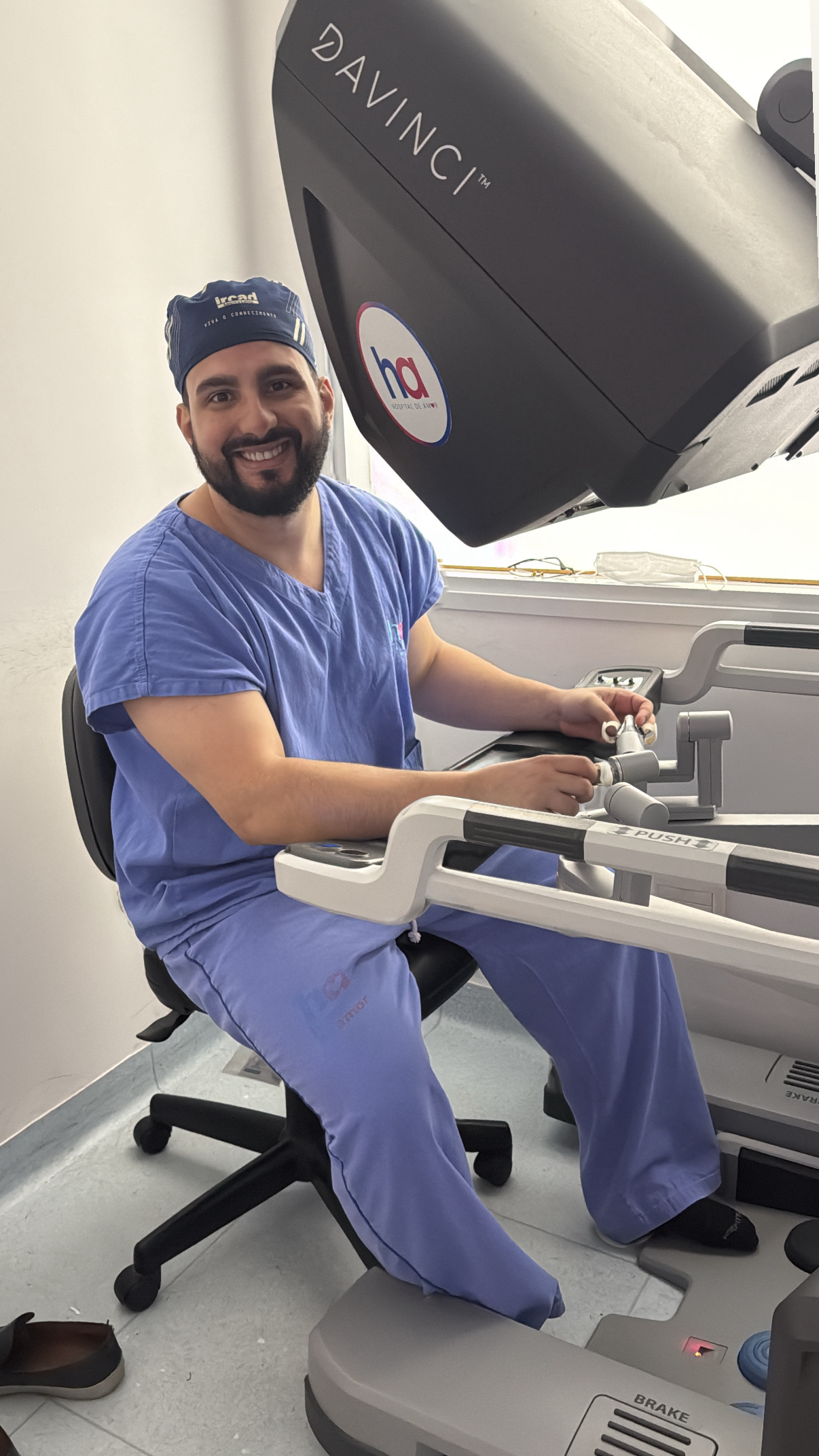 Dr. Samuel Drumond utilizando um console de cirurgia robótica