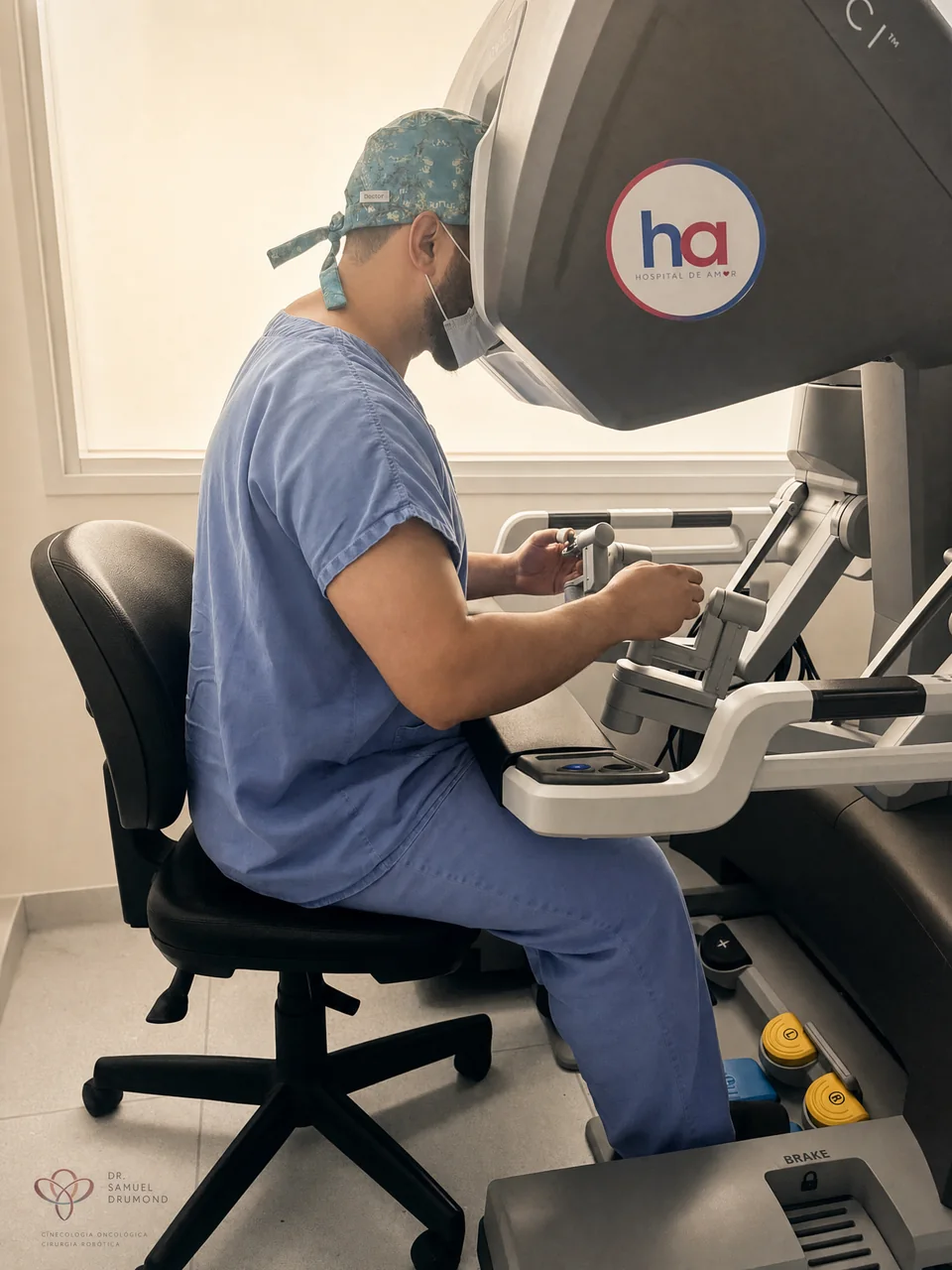 Dr. Samuel Drumond operando o console de cirurgia robótica
