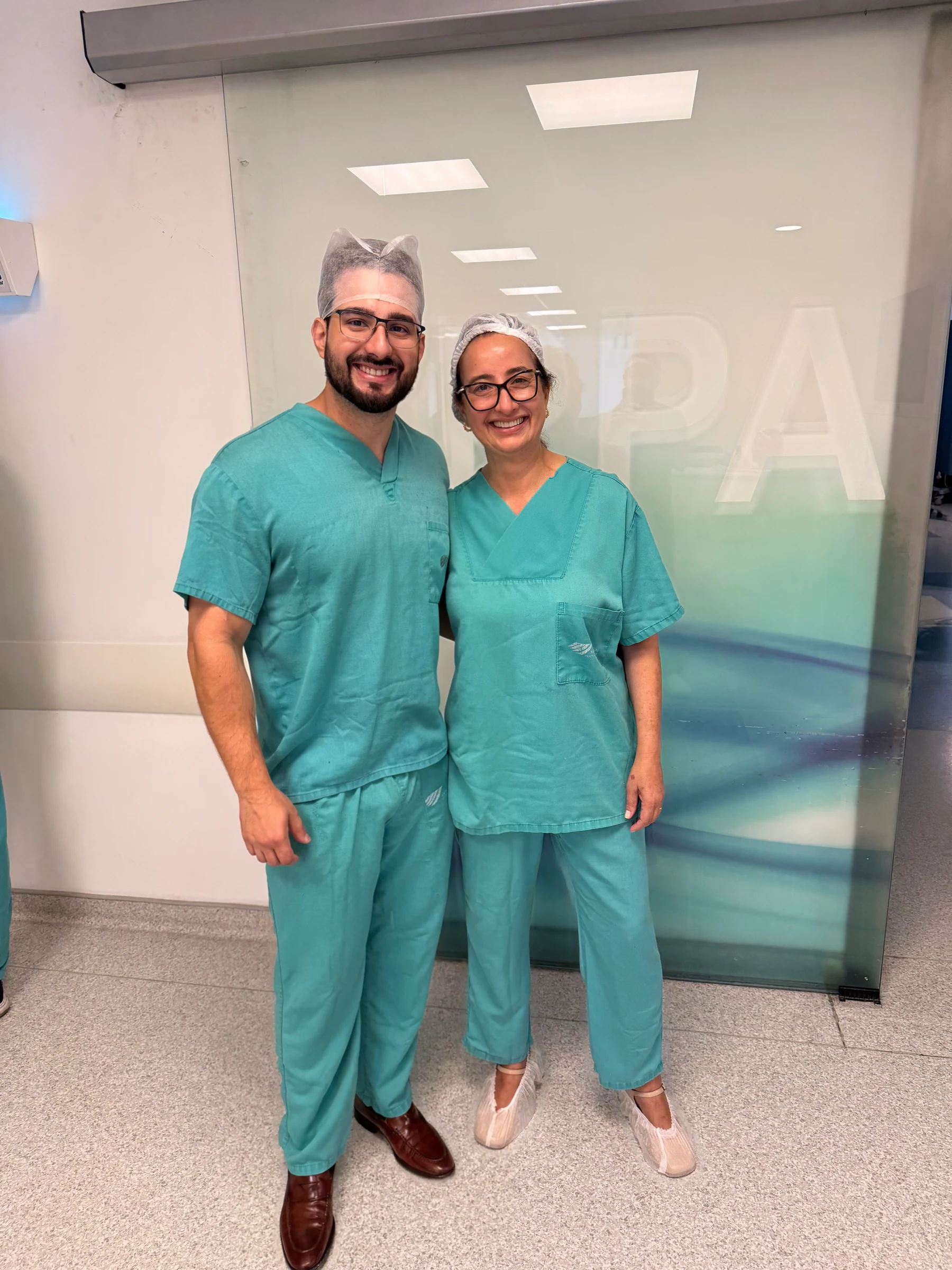 Dr. Samuel Drumond ao lado da Doutora Denise Drumond em vestimenta cirúrgica